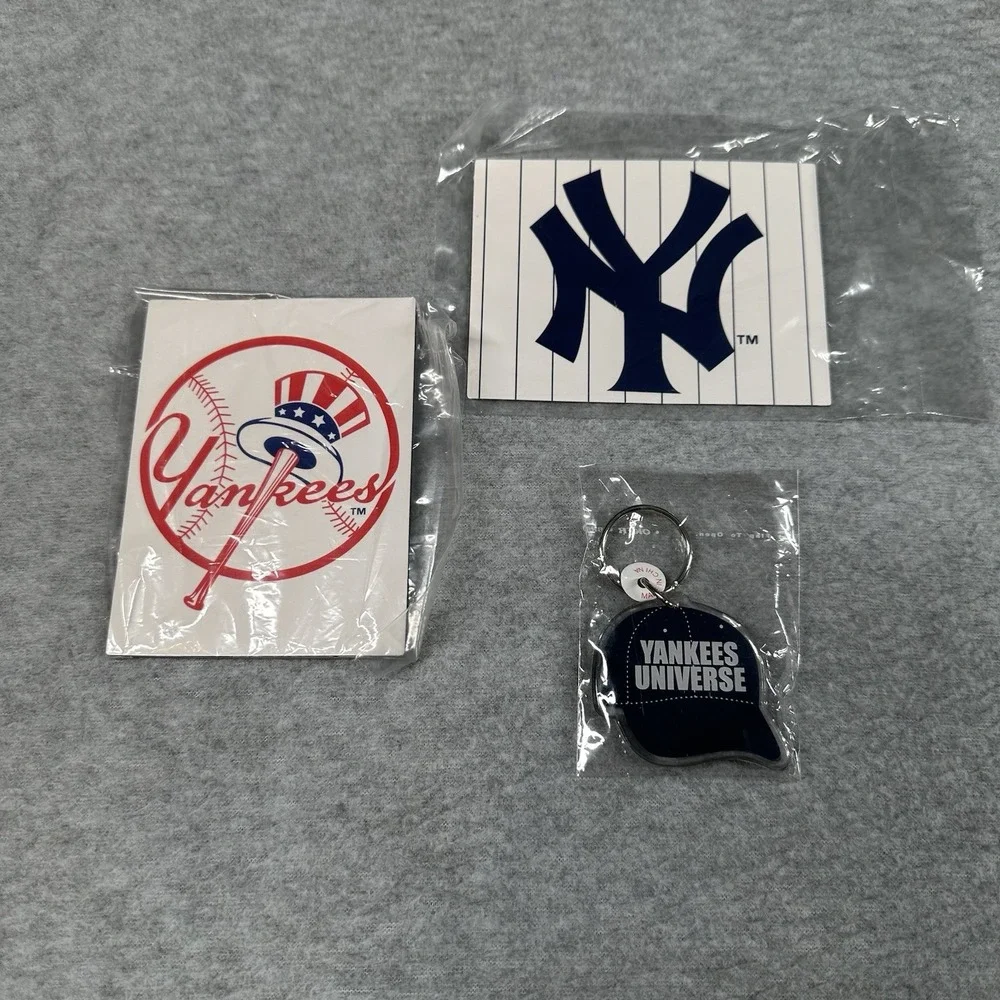 Yankees‎ Universe MLB Keychain + 2 Flexible Magnets Set NWT